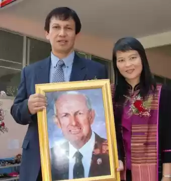 Chugait and Fong Carmolgomut with a portrait of the late Dr. Herman Hoeh